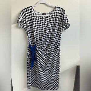 Stylish Black and White Houndstooth Dress with Blue Accent